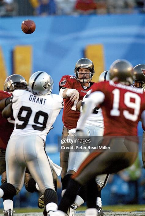 Super Bowl XXXVII, Tampa Bay Buccaneers QB Brad Johnson in action vs ...