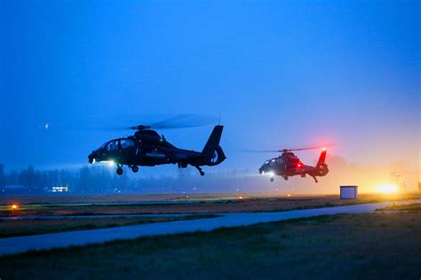 Z-19 attack helicopters' night flight - Photos - 中国军网（英文版）