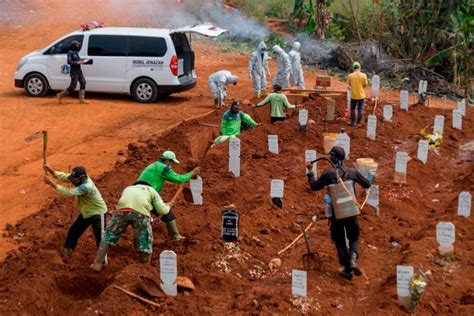 COVID-19: Indonesia punishes non-mask-wearers with grave digging