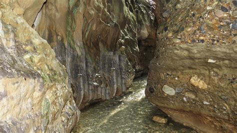 Travel in Uttarakhand: ROBBERS' CAVE, GUCCHUPANI, DEHRADUN