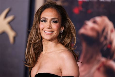 Jennifer Lopez dévoile sa nouvelle manucure pailletée - elle sera l'une des tendances phares du ...