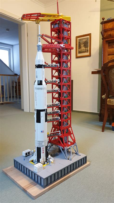 LEGO® NASA Apollo Saturn V + launch tower : buildingblocks