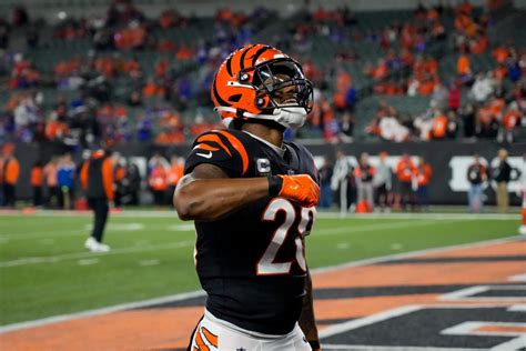 Watch: Cincinnati Bengals Running Back Joe Mixon Lifts Bengals in Front of Chiefs With Receiving ...