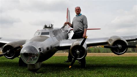 19 Ft. B-17 RC Plane Has Some Mid-Flight Trouble - World War Wings