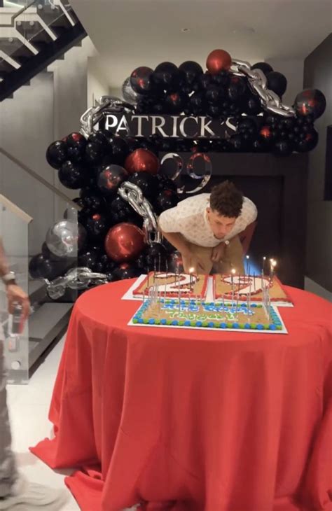 Patrick Mahomes Celebrates 29th Birthday at Party with Pregnant Wife ...