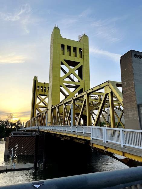 Premium Photo | Gold bridge in sacramento over the sunset