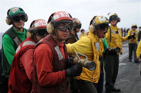 Aircraft Carrier Flight Deck Crew | 9132C-162 Members of the flight ...