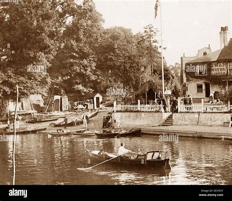 Thames ditton surrey hi-res stock photography and images - Alamy