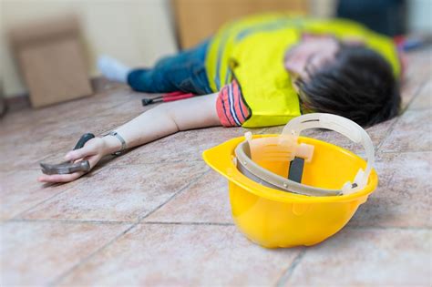 Who Pays When a Construction Worker Gets Injured on the Job? - pissd.com