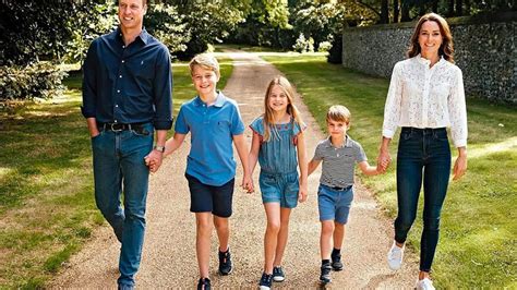 Prince William and Kate Middleton Reveal Family Christmas Card 2022 ...