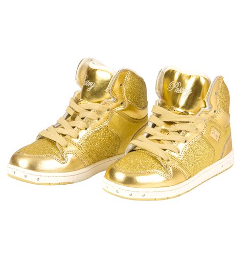 Wear gold sneakers and get a unique look – fashionarrow.com