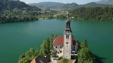 AERIAL: Beautiful small church on island Bled in natural lake Stock ...