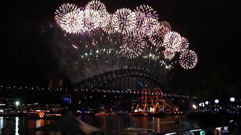 Sydney Fireworks 2014 Start - YouTube