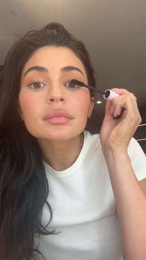 Kylie Jenner shows off all 'natural' hair without wigs or extensions and makeup-free face in ...