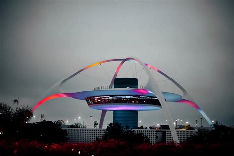 The iconic Theme Building at LAX : GoogiePorn