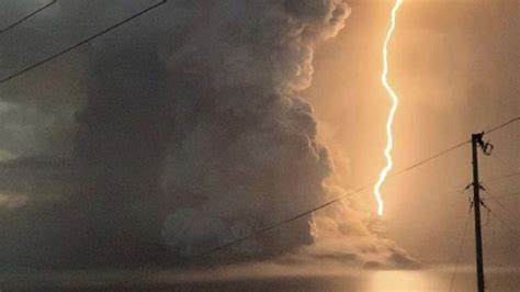 Philippines: Lightning strikes as ash spews from Taal volcano | World ...