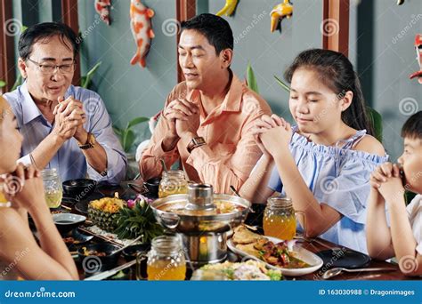 Family Praying before Dinner Stock Photo - Image of child, lunch: 163030988