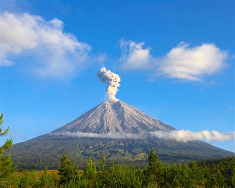 YOGYAKARTA ADVENTURE TOUR: MERAPI VOLCANO TRACKING