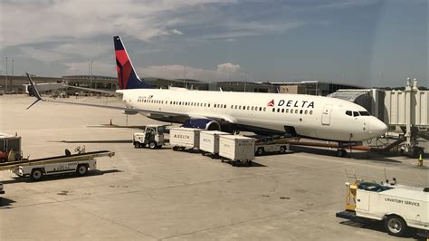 Review: Delta Air Lines 737-900ER First Class Milwaukee to Minneapolis ...