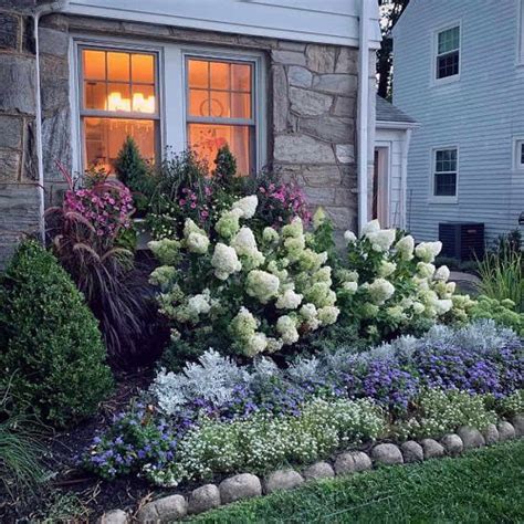 Visual treat to your eyes Cute American house exterior with 41 ѕtᴜппіпɡ Flower Bed Ideas for ...