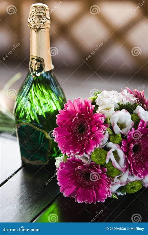 Wedding Bouquet of the Wine Stock Photo - Image of fizzy, green: 21994836