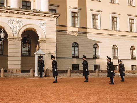 How To See The Oslo Royal Palace Changing Of The Guard Ceremony For FREE!