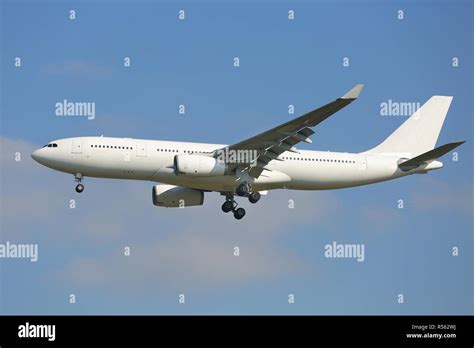 Commercial Plane Landing Stock Photo - Alamy