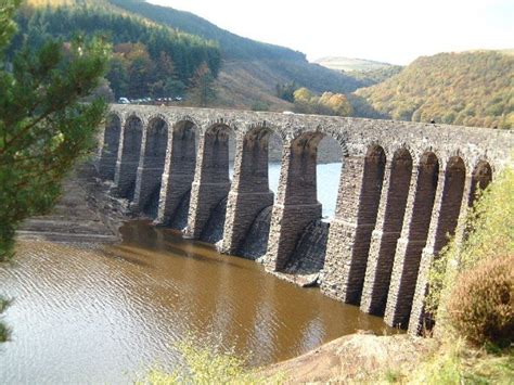 Garreg-ddu dam Elan Valley (Elan Valley Reservoirs - England). Its job ...