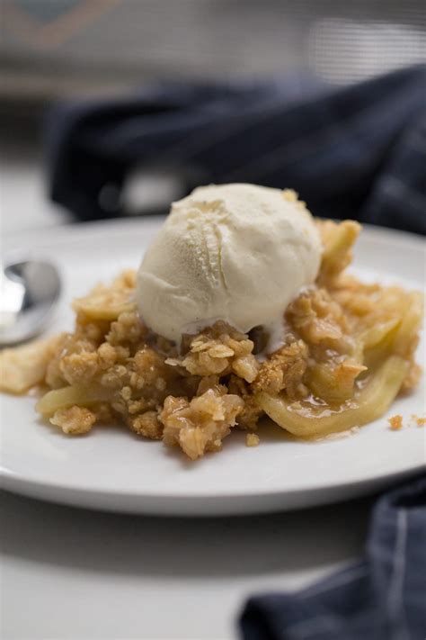 Buttery Apple Crisp Recipe - Lauren's Latest