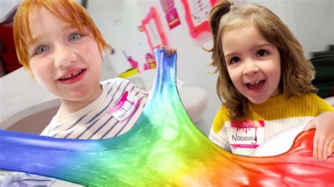 MAKiNG RAiNBOW SLiME with Adley Navey and Niko at Sloomoo in NYC!! Family Vacation in the Big ...