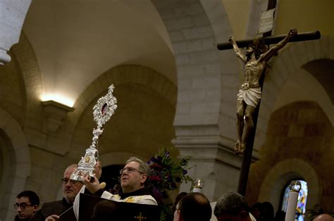 Relic thought to be from Jesus’ manger arrives in Bethlehem