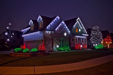 9 Reasons to Hire a Professional Holiday Lighting Company