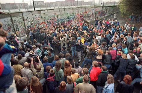 Fall of the Berlin Wall 25th Anniversary Photos | Image #20 - ABC News