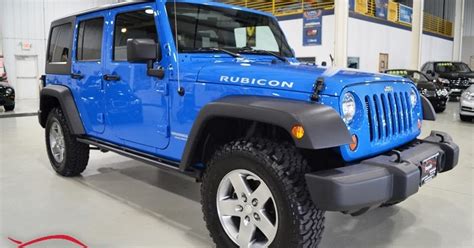 4- DOOR HARDTOP JEEP WRANGLER UNLIMITED 4X4 RUBICON - IN HEAD-TURNING COSMO BLUE!