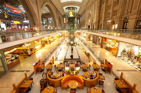 Shopping mall at Leipzig train station, Germany (photo by @Holger Hubbs Mette) | Lugares ...