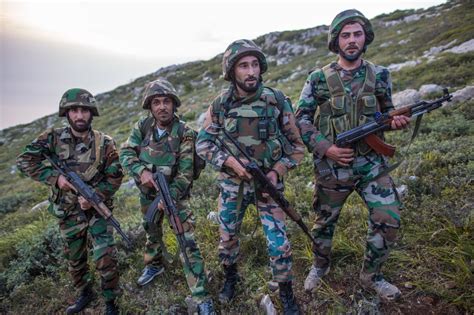 A squad of sappers from the Syrian Arab Army. [3072 × 2046] : MilitaryPorn