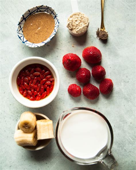 Spiced Strawberry & Goji Berry Smoothie | The First Mess