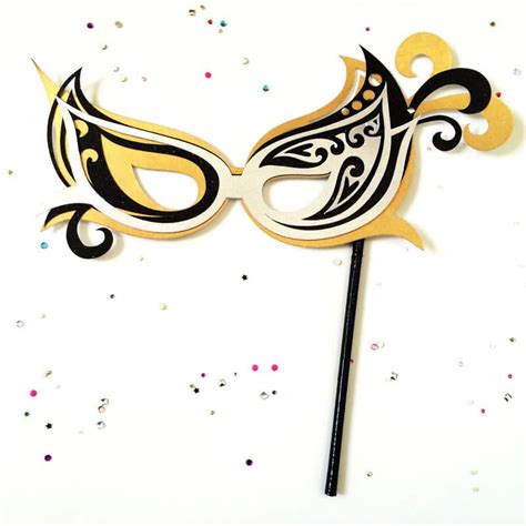 Pretty Masquerade Mask DIY - 100 Directions