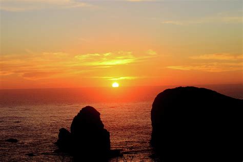 Harris Beach Sunset horizon Photograph by Daniel Saviers - Fine Art America