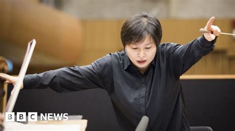 'Too few' female orchestra conductors - BBC News