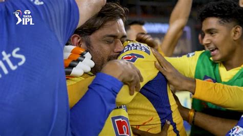 'Happy Tears': MS Dhoni Gets Emotional While Lifting Jadeja After Chennai's 5th IPL Title | Watch