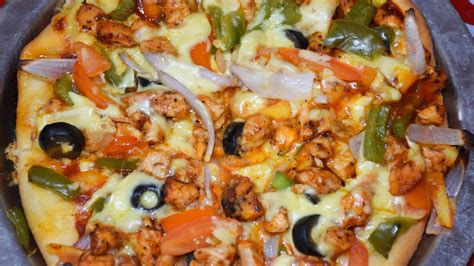 Chicken cheese burst pizza recipe in Hindi | No Yeast | No oven | Domino's Style pizza recipe ...