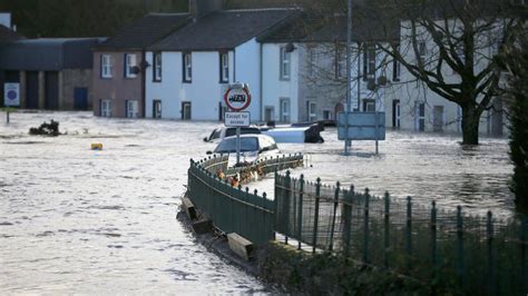 Storm Desmond: Defences against indefensible floods - BBC News