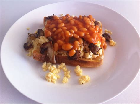 Scrambled eggs, mushrooms and baked beans on toast | Beans on toast, Healthy foodie, Breakfast ...