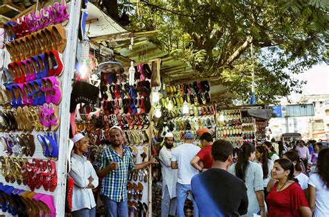 14 Best Mumbai Markets for Shopping and Sightseeing