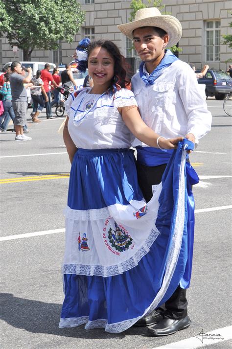 Pareja De Baile Folklorico Salvadoreo Desfile Civico Traje