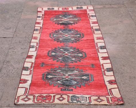 Looking for a vintage runner rug to add some style to your home decor? This vintage rug is the ...