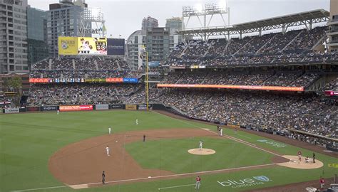 Padres return to full stadium of fans