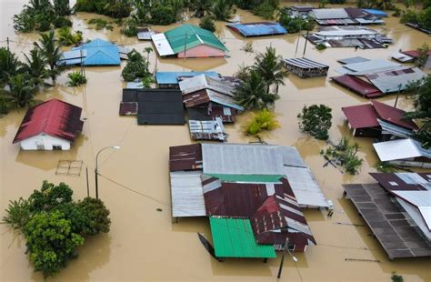 Flooding in Malaysia forces 40,000 people to evacuate