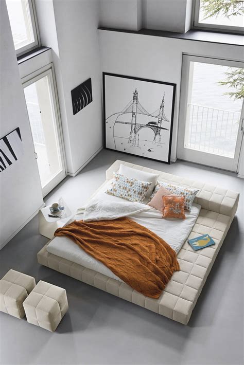 The Uniqueness of Minimalist White Bedroom Designs Which Uses a Wooden ...